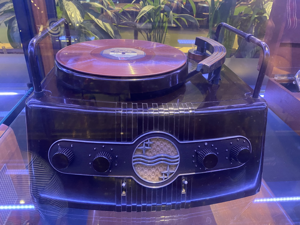 Philips record player at the Innovation Gallery at the Technium exhibition at the Second Floor of the NEMO Science Museum, with explanation