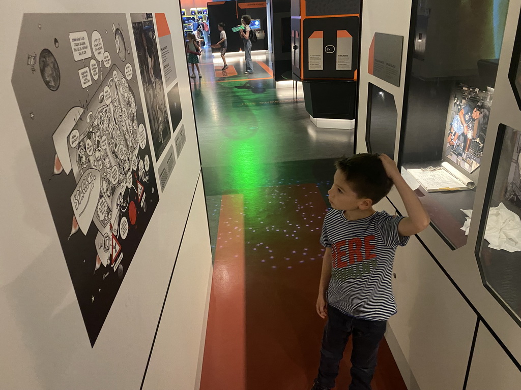 Max with information on space travel at the Elementa exhibition at the Third Floor of the NEMO Science Museum