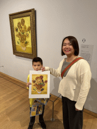 Miaomiao and Max with the painting `Sunflowers` by Vincent van Gogh at the second floor of the Van Gogh Museum, with explanation