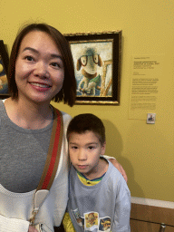 Miaomiao and Max with the painting `Smeargle inspired by Self-Portrait as a Painter` by Tomokazu Komiya at the `Pokémon at the Van Gogh Museum` exhibition at the second floor of the Van Gogh Museum, with explanation
