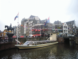 Tour boat and statue of Queen Wilhelmina, at the start of the Grimburgwal at the Rokin