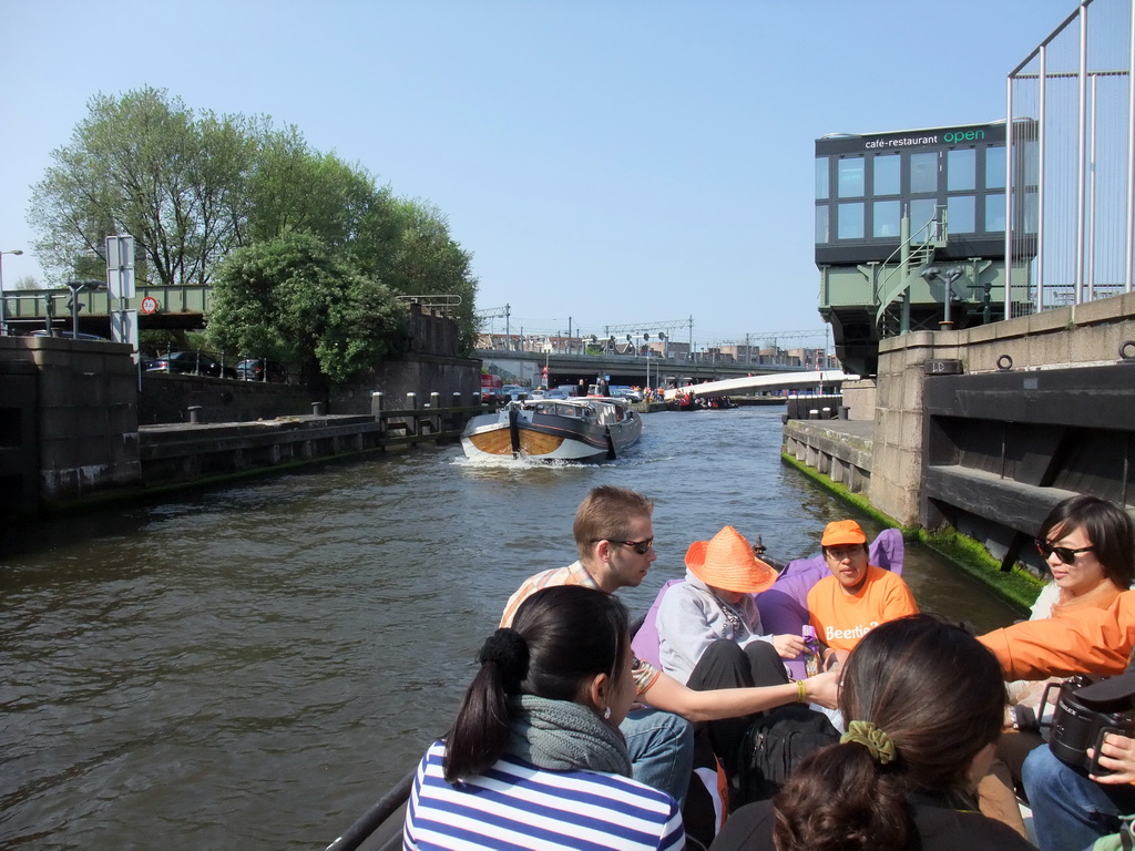 Rick, Jola, Irene, Mengjin and others on the tour boat at the Westerdok canal