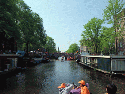 Jola, Irene, Mengjin and others on the tour boat at the Korte Prinsengracht canal, with the bridge at the crossing of the Brouwersgracht canal and the tower of the Westerkerk church