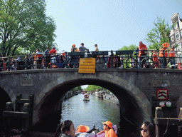 Jola, Irene, Mengjin and others on the tour boat at the Korte Prinsengracht canal, with the bridge at the crossing of the Brouwersgracht canal