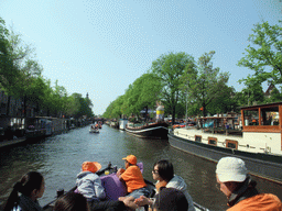 Jola, Irene, Mengjin and others on the tour boat at the Prinsengracht canal, with the bridge at the crossing of the Prinsenstraat street and the tower of the Westerkerk church