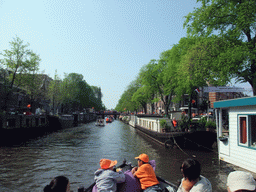 Jola, Irene, Mengjin and others on the tour boat at the Prinsengracht canal, with the bridge at the crossing of the Prinsenstraat street and the tower of the Westerkerk church