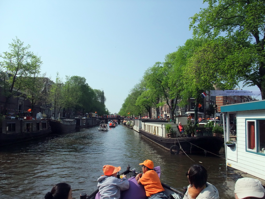 Jola, Irene, Mengjin and others on the tour boat at the Prinsengracht canal, with the bridge at the crossing of the Prinsenstraat street and the tower of the Westerkerk church