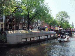 Houses and boats at the Prinsengracht canal, with the bridge at the crossing of the Prinsenstraat street