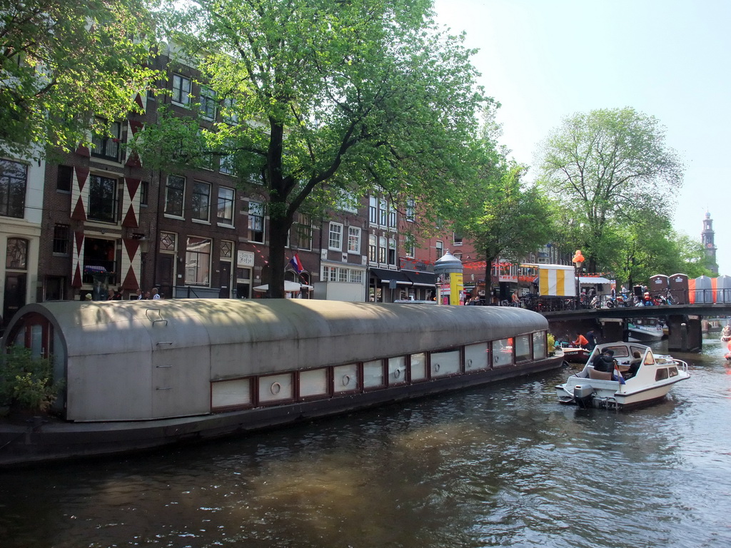 Houses and boats at the Prinsengracht canal, with the bridge at the crossing of the Prinsenstraat street