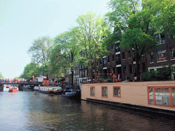 Houses and boats at the Prinsengracht canal, with the bridge at the crossing of the Prinsenstraat street