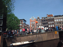 Houses and boat at the crossing of the Prinsengracht canal and the Bloemgracht canal