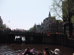 Rick, Mengjin and others on the tour boat at the Prinsengracht canal, with the bridge at the crossing of the Leidsestraat street