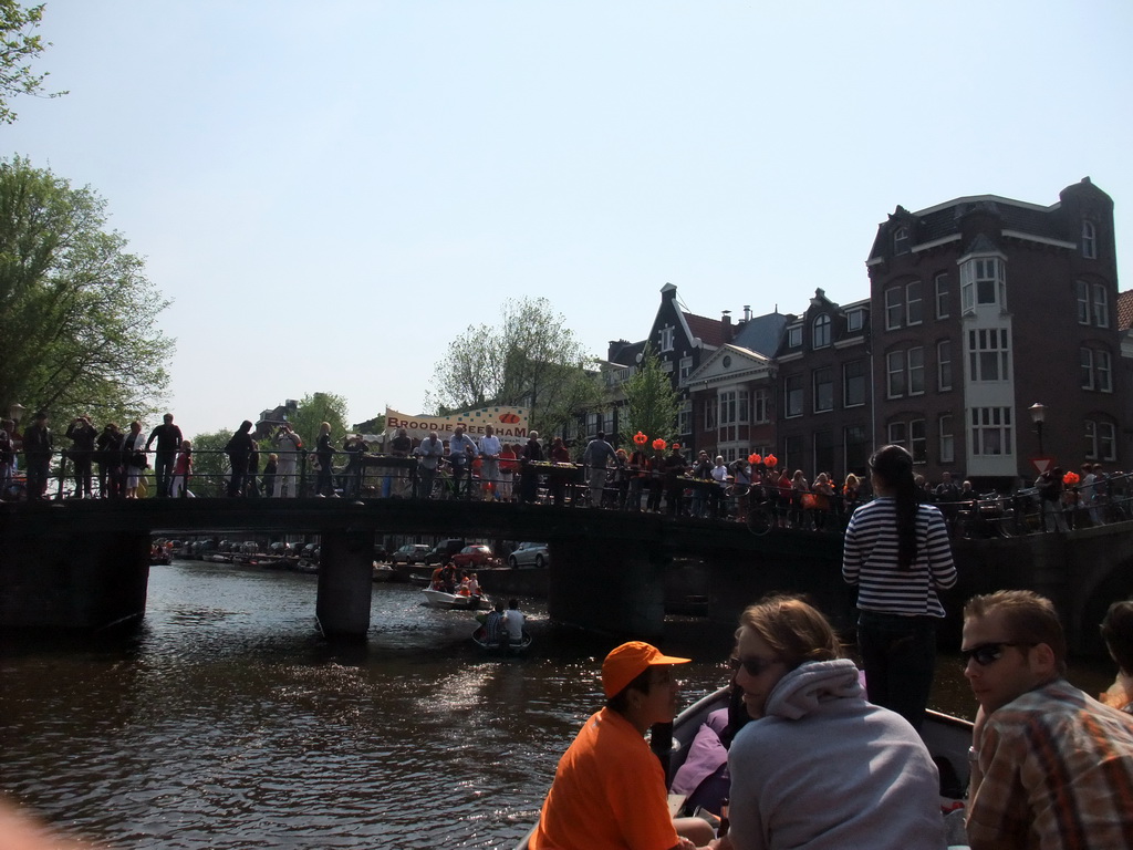 Irene, Jola, Rick and others on the tour boat at the Prinsengracht canal, with the bridge at the crossing of the Spiegelgracht canal