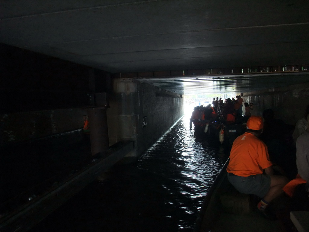 Irene and others on the tour boat at the Prinsengracht canal, under the bridge at the crossing of the Vijzelgracht canal