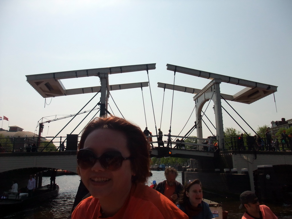 Miaomiao, Anand, Susann and the skipper on the tour boat at the Amstel river, with the Magere Brug bridge