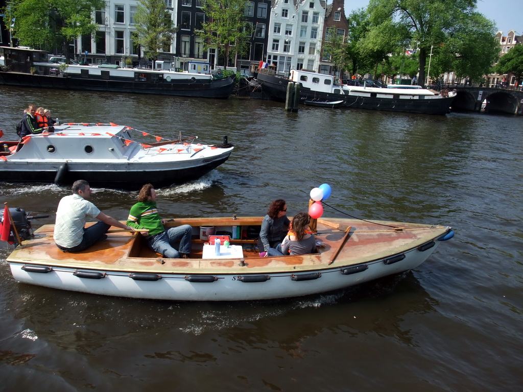 Houses and boats at the Amstel river, with the bridge at the crossing of the Herengracht canal