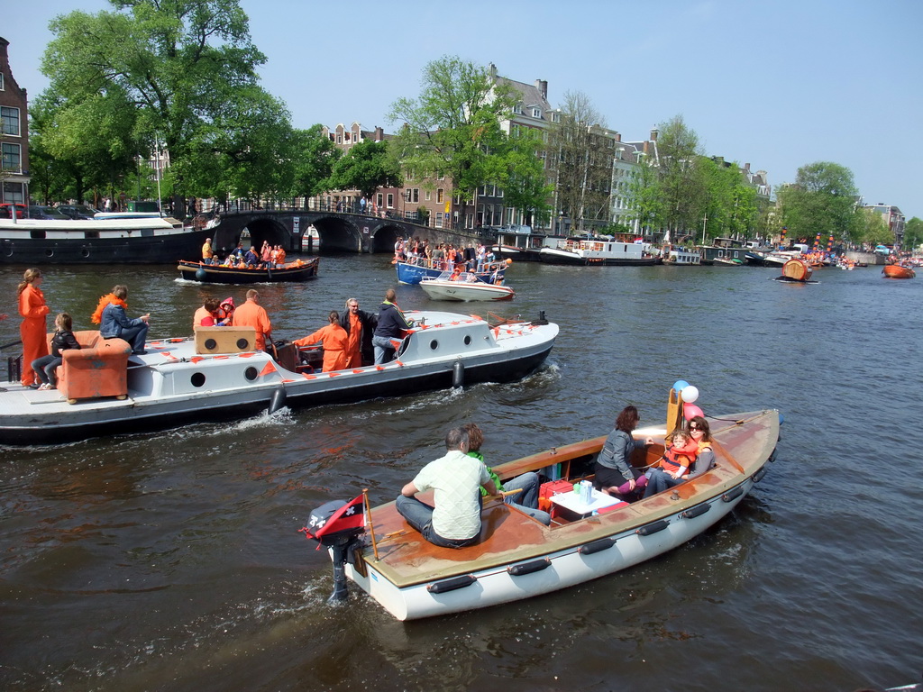 Houses and boats at the Amstel river, with the bridge at the crossing of the Herengracht canal