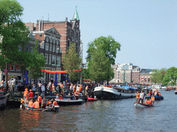 Houses and tour boats at the Amstel river