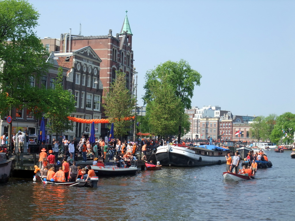 Houses and tour boats at the Amstel river