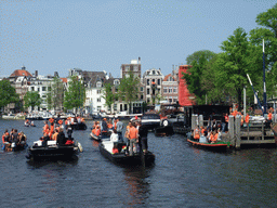 Houses and tour boats at the Amstel river