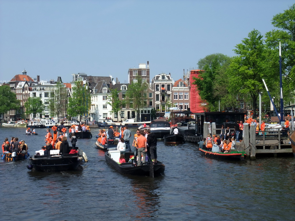 Houses and tour boats at the Amstel river