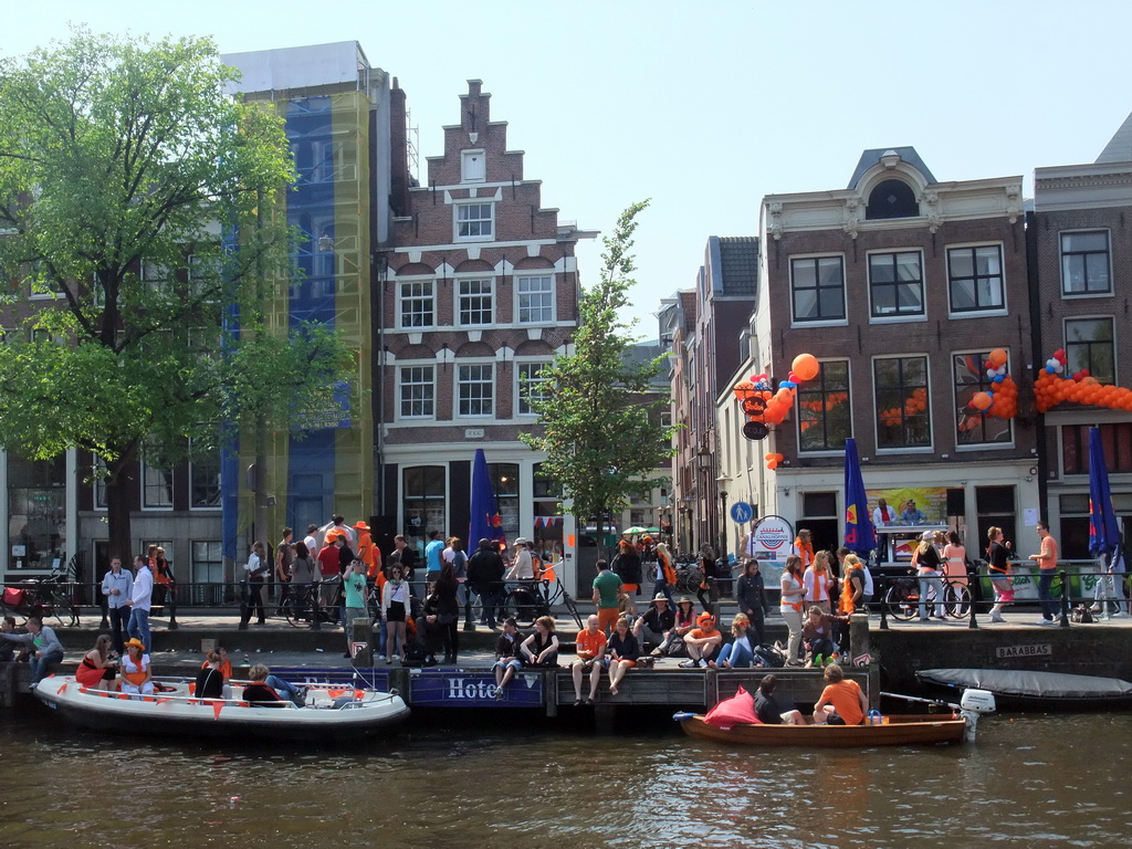 Houses and tour boats at the Amstel river