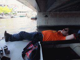 Bas on the tour boat, under the bridge at the crossing of the Kloveniersburgwal canal