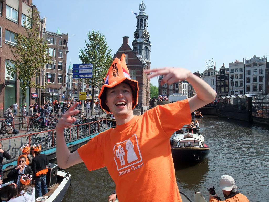 David on the tour boat at the Singel canal with the Munttoren tower at the Muntplein square