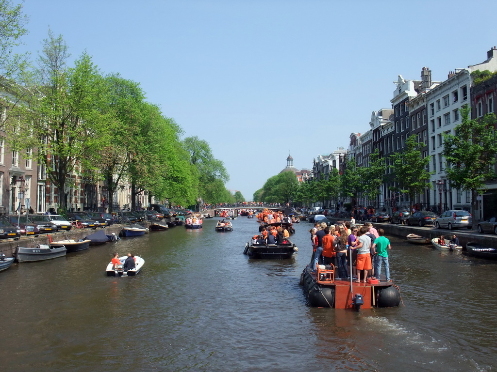 The Singel canal with the bridge at the crossing of the Blauwburgwal canal and the Ronde Lutherse Kerk church