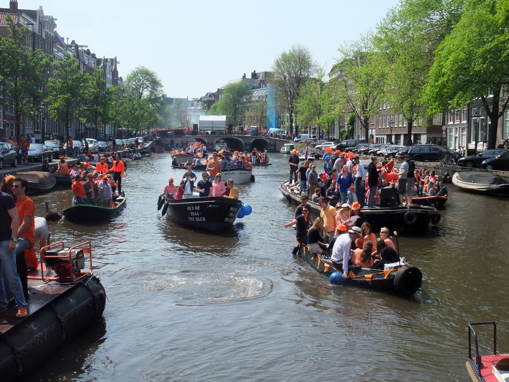 Tour boats at the Singel canal with the Torensluis bridge
