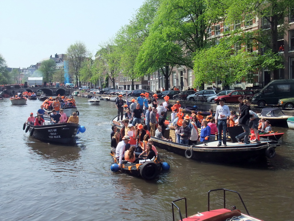 Tour boats at the Singel canal with the Torensluis bridge