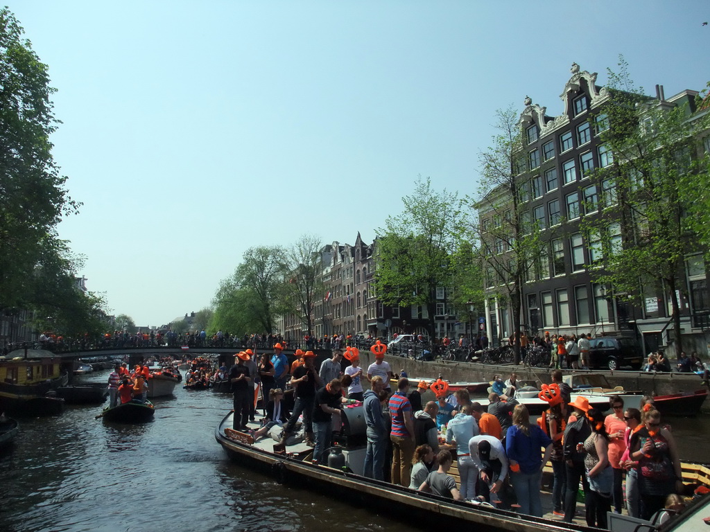 Tour boats at the Singel canal with the bridge at the crossing of the Blauwburgwal canal