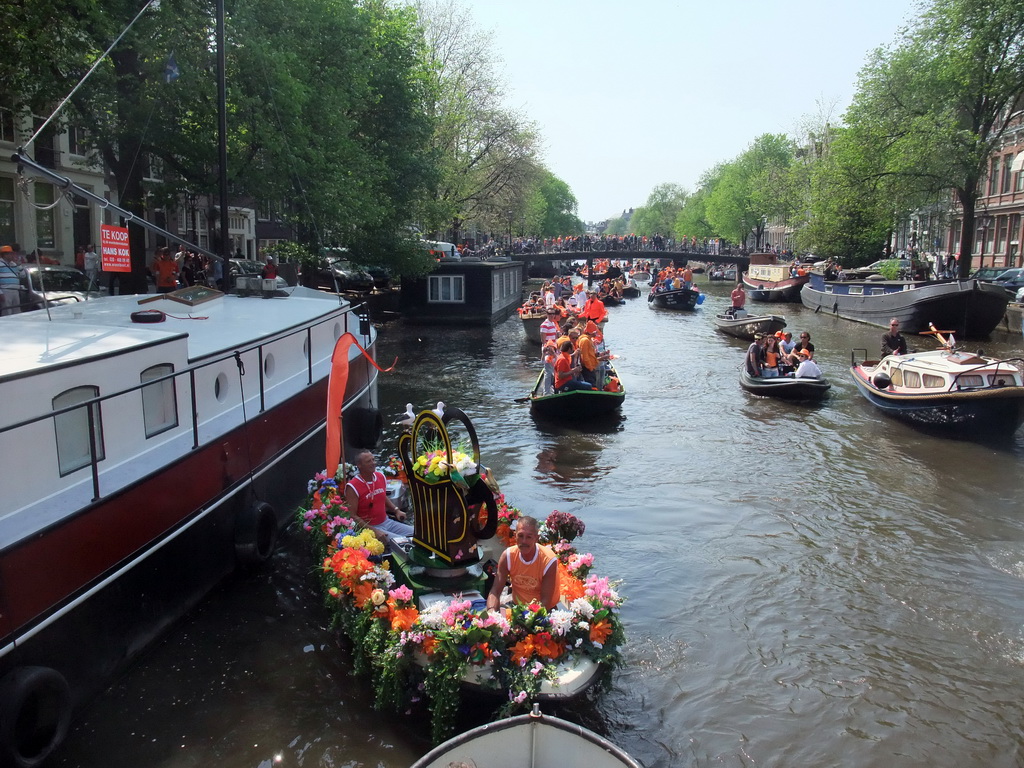 Flower boat at the Singel canal with the bridge at the crossing of the Korte Korsjespoortsteeg street