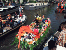 Rick and Mengjin on the tour boat at the Singel canal with a flower boat