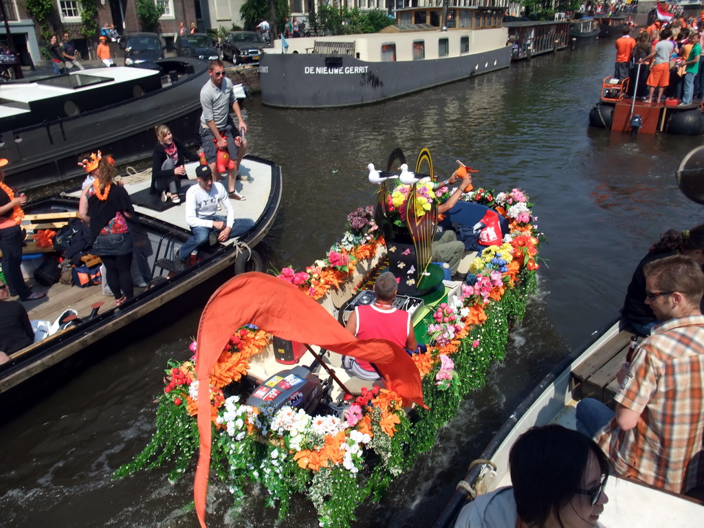 Rick and Mengjin on the tour boat at the Singel canal with a flower boat
