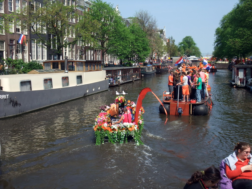 Jola on the tour boat at the Singel canal with a flower boat