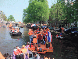 Jola and Irene on the tour boat at the Singel canal with the sluice at the crossing of the Brouwersgracht canal