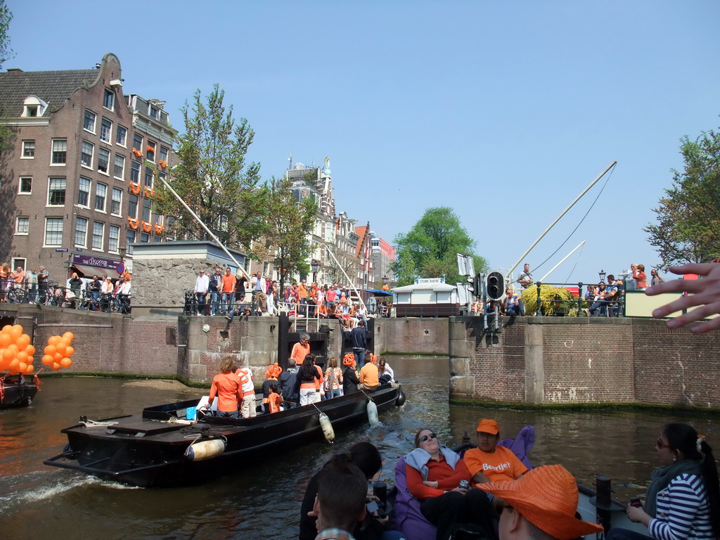 Rick, Jola, Irene and Paul on the tour boat at the Singel canal with the sluice at the crossing of the Brouwersgracht canal