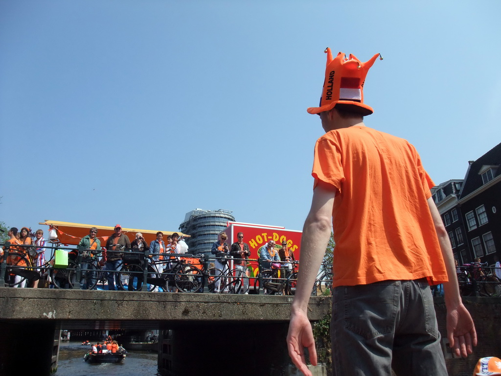 David on the tour boat at the Singel canal with the bridge at the crossing of the Nieuwendijk street