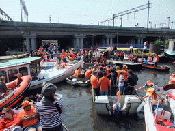 Jola, Irene and others on the tour boat at the Westerdok canal with the railway crossing