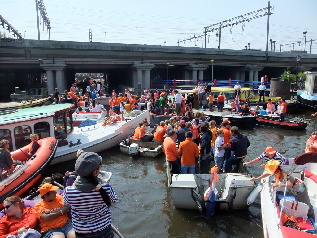 Jola, Irene and others on the tour boat at the Westerdok canal with the railway crossing