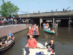 The skipper on the tour boat at the Korte Prinsengracht canal with the railway crossing