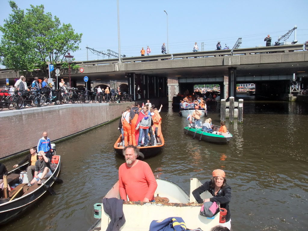 The skipper on the tour boat at the Korte Prinsengracht canal with the railway crossing