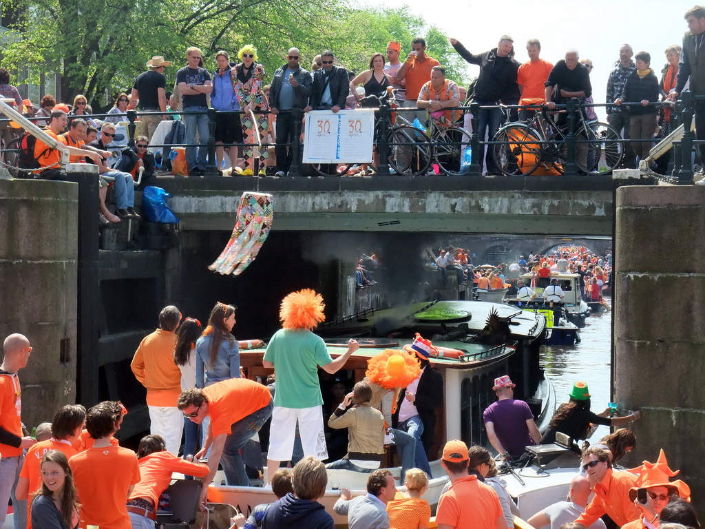 Tour boats at the Korte Prinsengracht canal, with the Eenhoornsluis sluice