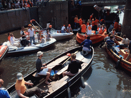 Tour boats at the Korte Prinsengracht canal, with the Eenhoornsluis sluice