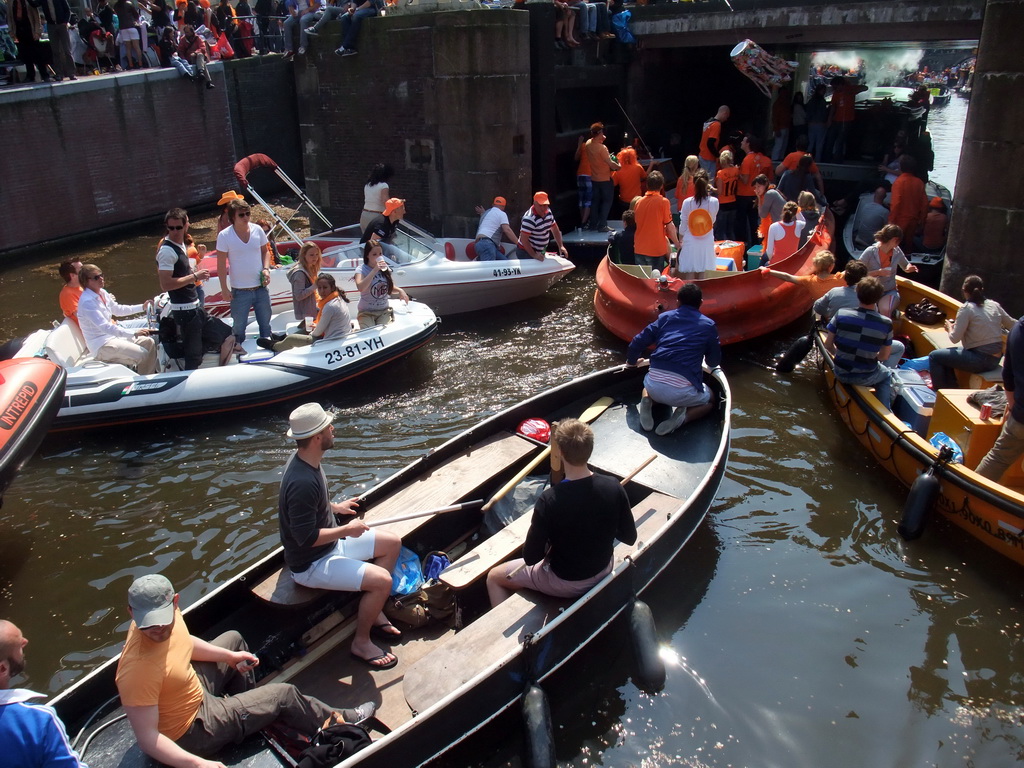 Tour boats at the Korte Prinsengracht canal, with the Eenhoornsluis sluice