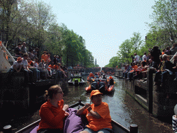 Jola and Irene on the tour boat at the Korte Prinsengracht canal, with the bridge at the crossing of the Brouwersgracht canal and the tower of the Westerkerk church