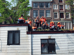 People on top of a boat house at the Korte Prinsengracht canal