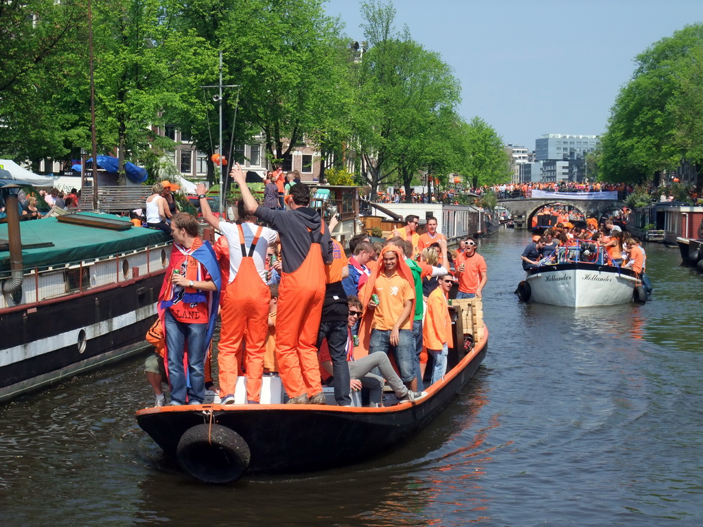 Tour boats at the Prinsengracht canal, with the bridge at the crossing of the Brouwersgracht canal