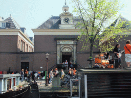 Houses and musicians on top of a boat at the Prinsengracht canal